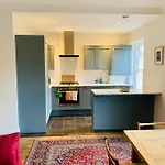 Penthouse With Impressive Views Sleeps 2 To 8 브리스틀