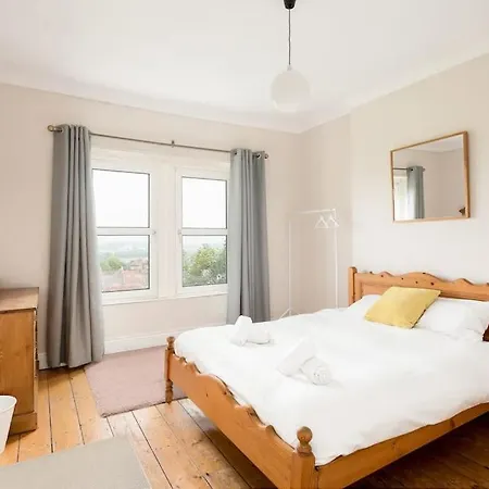 Penthouse With Impressive Views Sleeps 2 To 8 דירה בריסטול