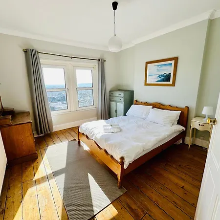 Penthouse With Impressive Views Sleeps 2 To 8 브리스틀