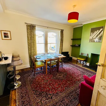 Penthouse With Impressive Views Sleeps 2 To 8 דירה *
