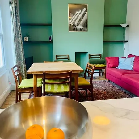Penthouse With Impressive Views Sleeps 2 To 8 * ブリストル