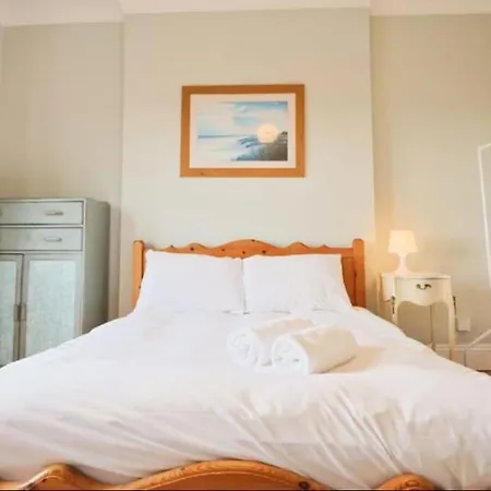 Penthouse With Impressive Views Sleeps 2 To 8 דירה