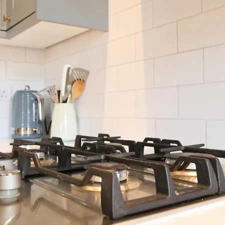 Penthouse With Impressive Views Sleeps 2 To 8 * בריסטול