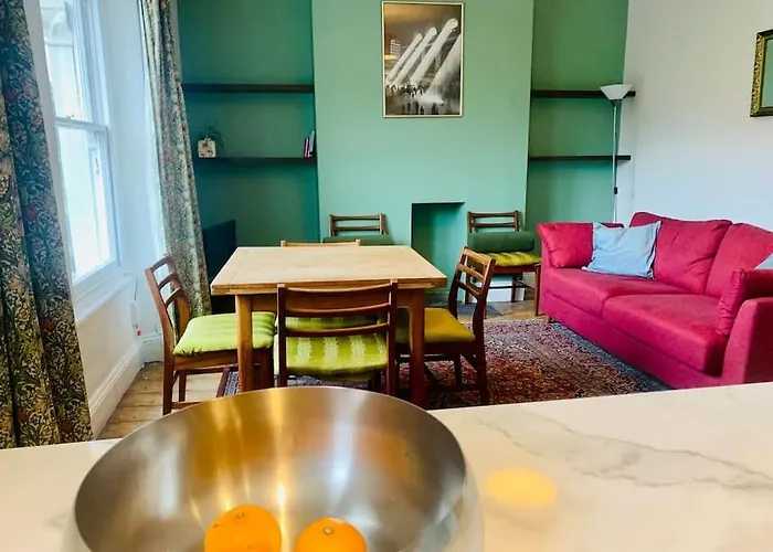 Large 2 Story Penthouse Apartment, Impressive Views * Bristol