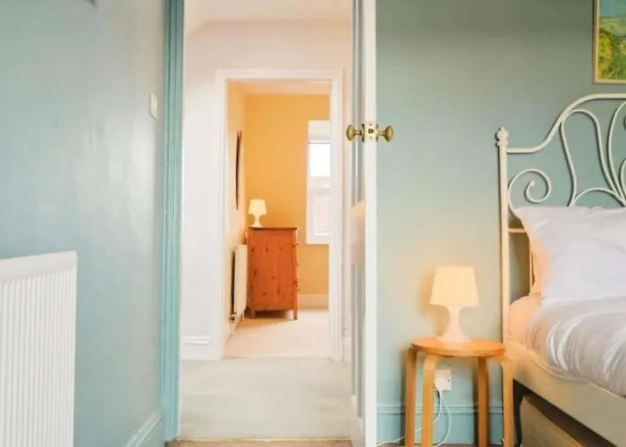 Large 2 Story Penthouse Apartment, Impressive Views Бристоль