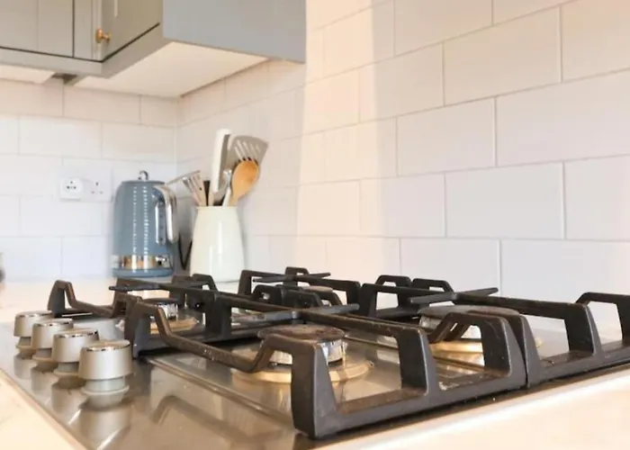 Large 2 Story Penthouse Apartment, Impressive Views * Бристоль