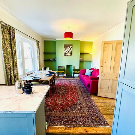Penthouse With Impressive Views Sleeps 2 To 8 * Бристоль