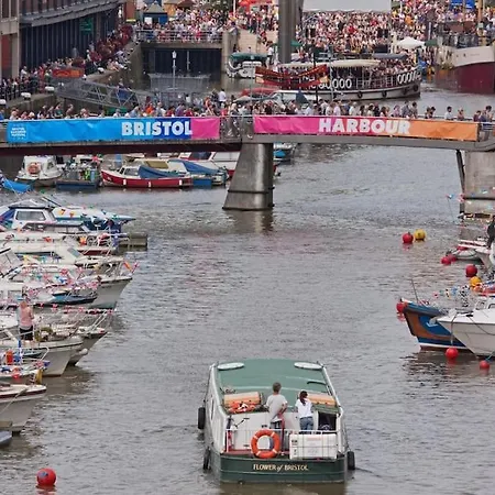 Large 2 Story Penthouse Apartment, Impressive Views *